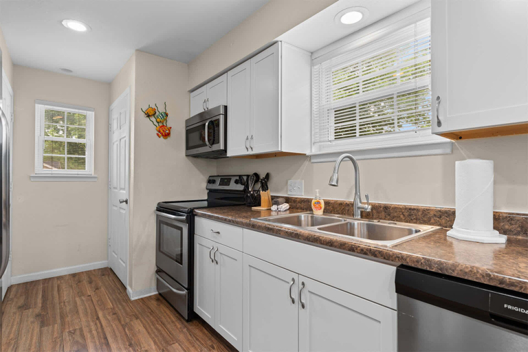 Private kitchen 3, Pond View Escape - Resort Access, Taney