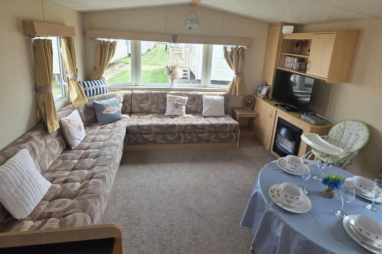 Living area, 3-bed Caravan - Sleeps 8 - Free Parking - Balcony, Lincolnshire
