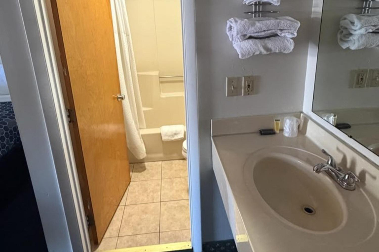 Bathroom, Relax Inn Dover Near Speedway, Kent
