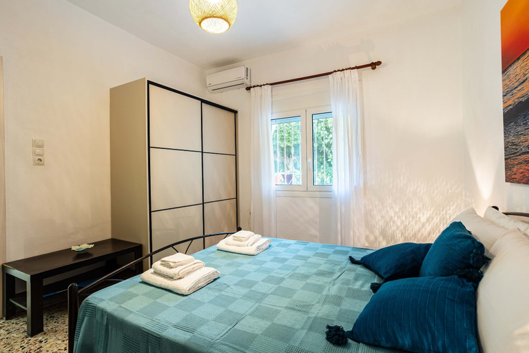 Room 3, Charming Beachfront Haven Steps From the Beach, Peloponnese
