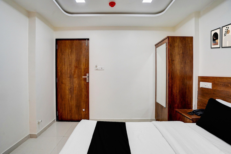 Room 5, Deluxe Aura Inn, Ahmadabad
