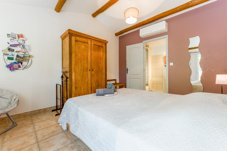 Bedroom 2, Chambres D'hotes Les Seignerolles, Vaucluse