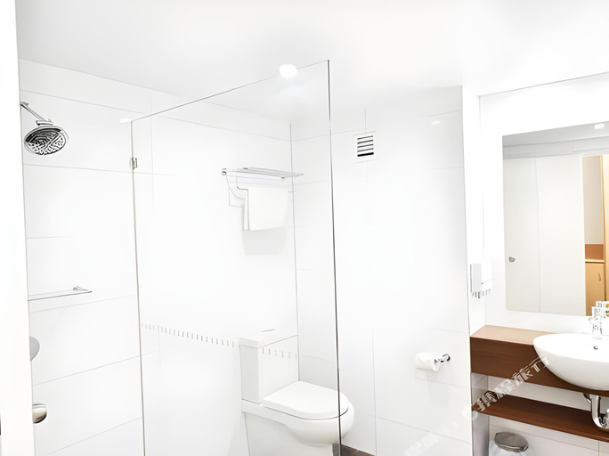 Bathroom 4, The Diplomat Motel, Alice Springs- Stuart