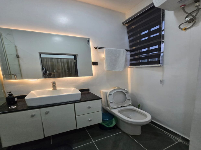 Bathroom 5, Devon's Villa and Apartments Apo, AbujaMun