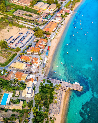 Room 4, Charming Beachfront Haven Steps From the Beach, Peloponnese