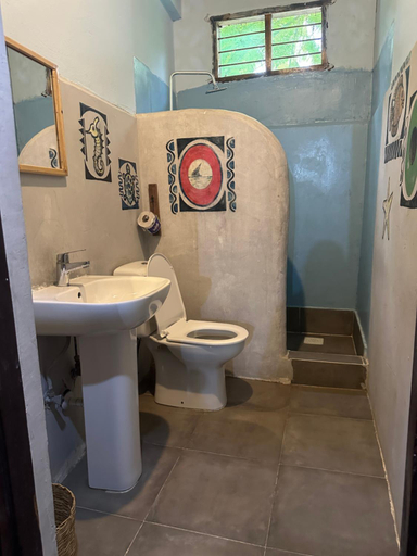 Bathroom 3, Mustapha' s Place, Kusini