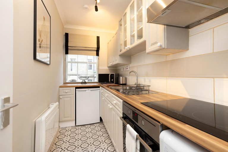 Others 4, JOIVY Stylish Castle View Flat with Balcony, Edinburgh