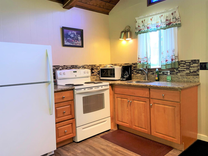 Others 5, Mountain View Lodge, Lewis