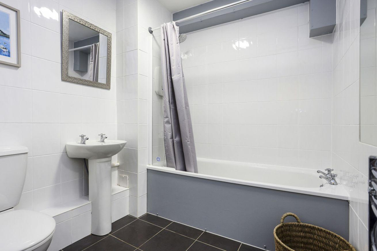 Bathroom, Heart of Grassmarket Apartment, Edinburgh
