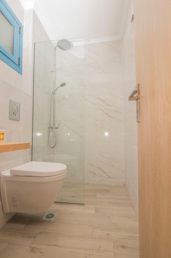 Bathroom 5, Akrotiri, Ionian Islands