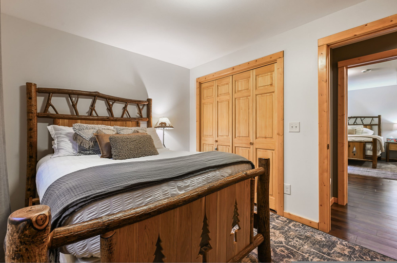 Room 3, Lakeside Lodge-sleeps 14 I Firepit Kayak Bikes, Juneau