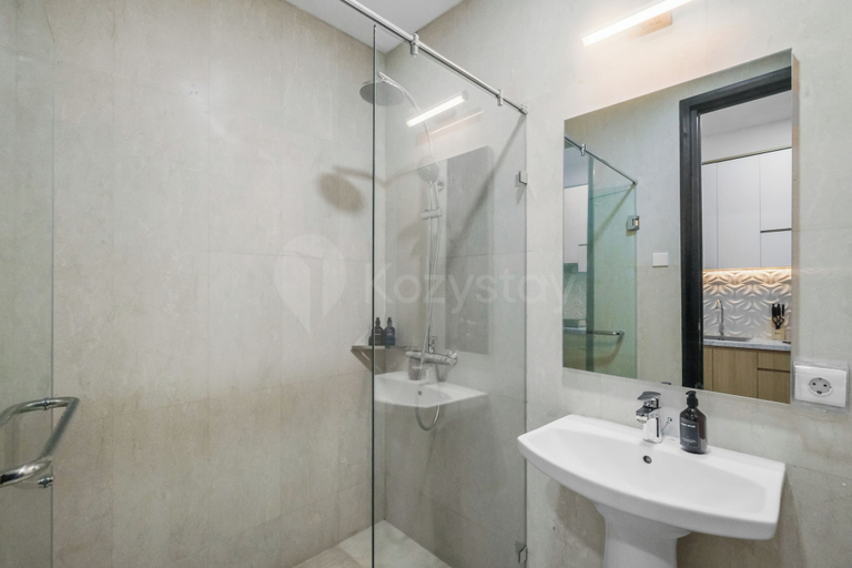 Bathroom, Havari by Kozystay - Sudirman, South Jakarta