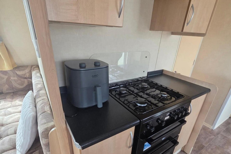 Private kitchen 2, 3-bed Caravan - Sleeps 8 - Free Parking - Balcony, Lincolnshire