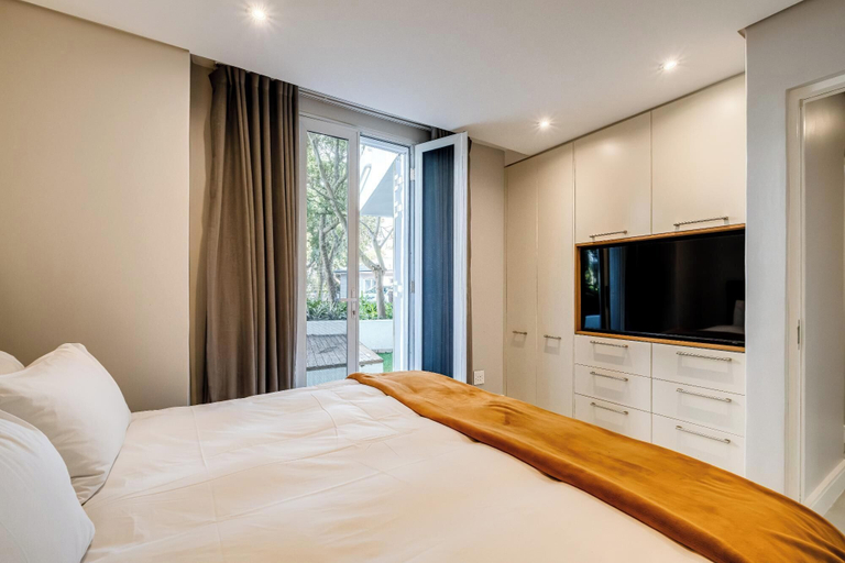 Room 5, Safe 2 Bed With View in The Waterclub Bella Marina, City of Cape Town