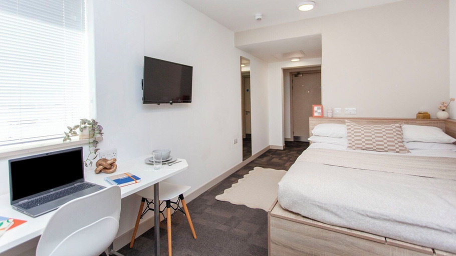 Room 4, Student Only Berkshire House, Wokingham