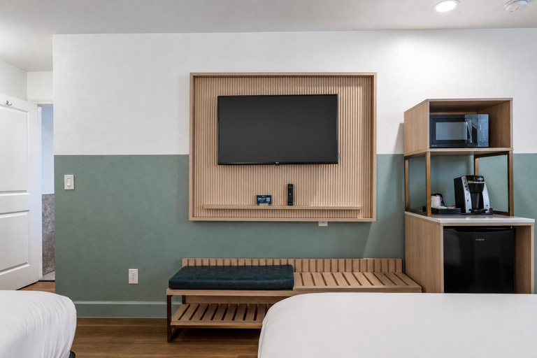 Bedroom 3, The Stargazer Inn and Suites, Monterey