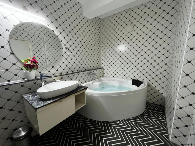 Bathroom 4, The Cradle, Puducherry