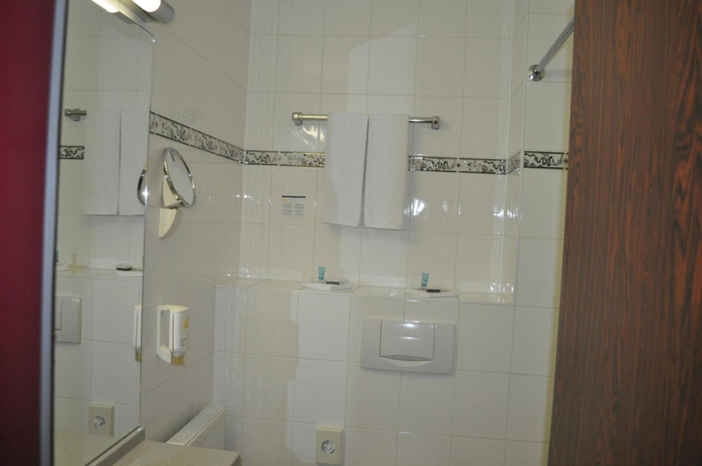 Bathroom 3, Trip Inn Hotel Airport Russelsheim, Groß-Gerau