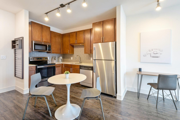 Private kitchen 4, Landing Beautiful 1bd, Courtyard, Gym, Houston