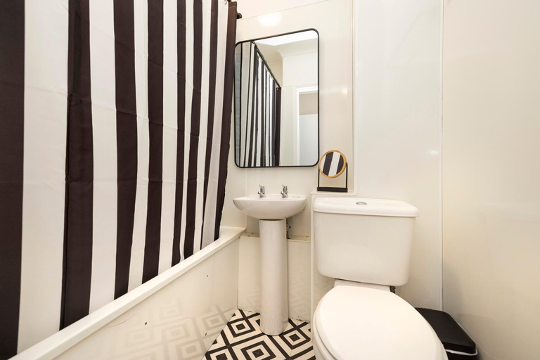 Bathroom, JOIVY Stylish Castle View Flat with Balcony, Edinburgh