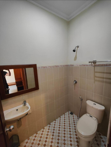 Bathroom 3, Adiputra Guesthouse Tata Bumi by Homiq , Sleman