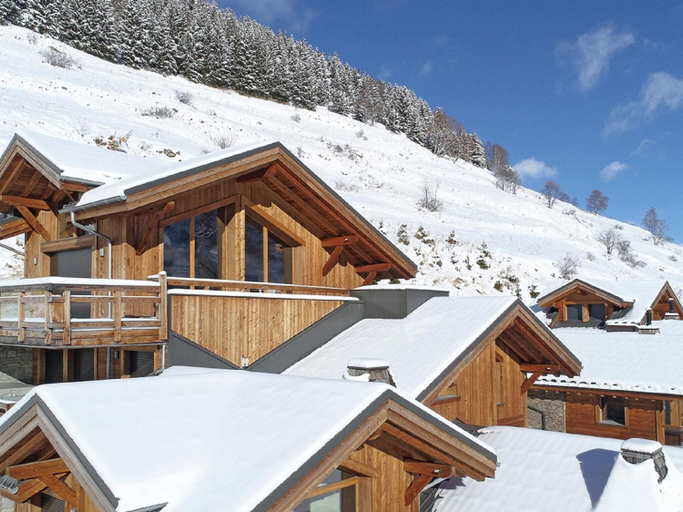 Exterior view, Chalet in Les Deux Alpes with Hot Tub, Isère