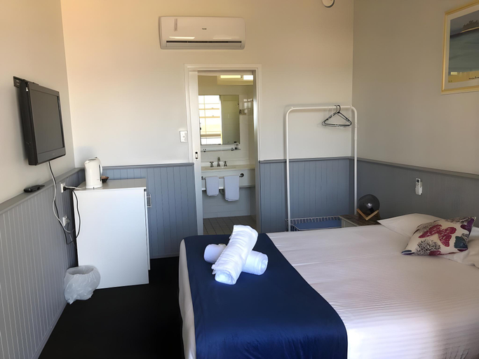 Bedroom 2, Squid's Ink Motel, Lake Macquarie - East