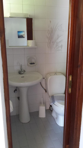 Bathroom 5, Leonidas Rooms, Crete