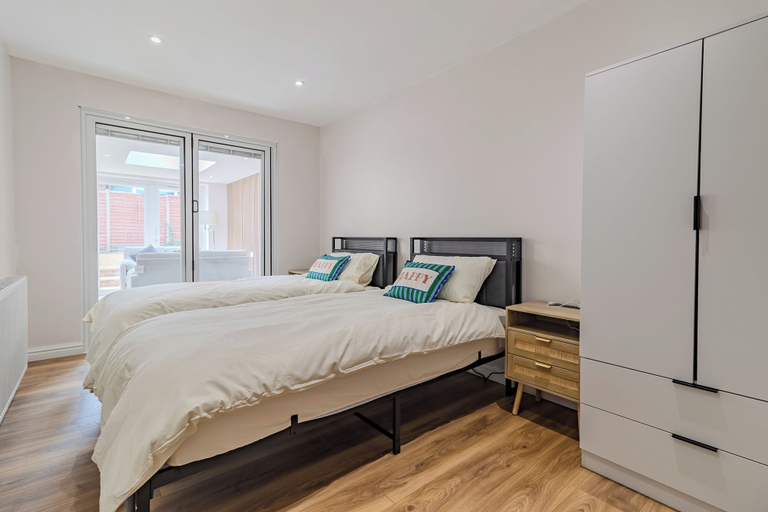 Room 5, Tranquil Lodge Retreat in Loughborough, Leicestershire