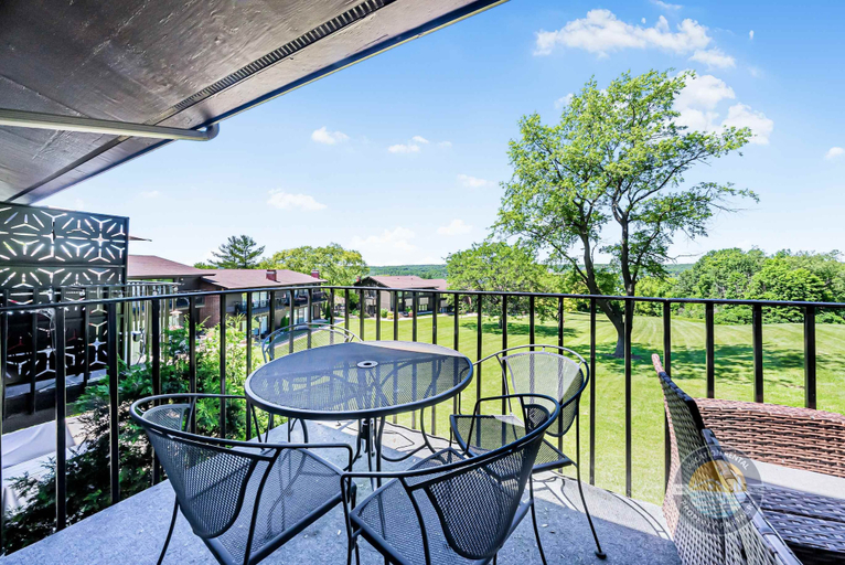 Interior 4, Modern Lake Geneva Condo With Pool and Patio, Walworth