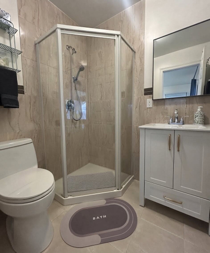 Bathroom 3, Ravenwood, Niagara