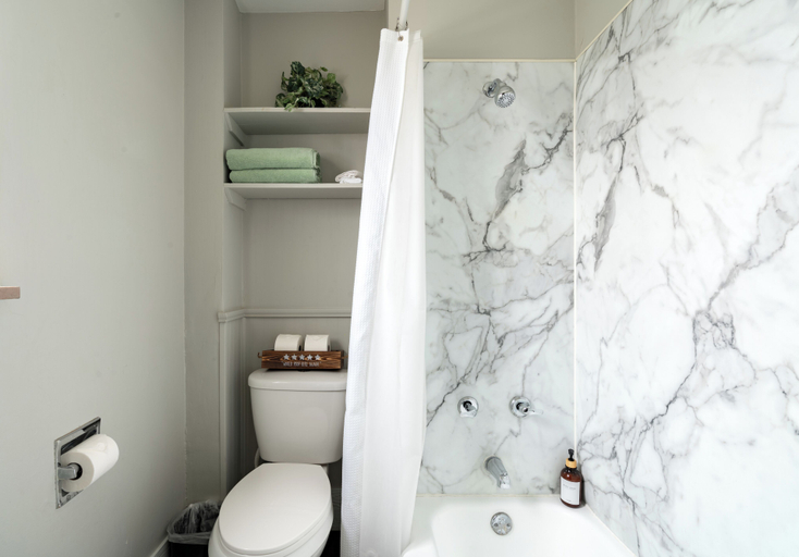 Bathroom 2, Jungle House Modern Lofts – Arena District & Short North, Franklin