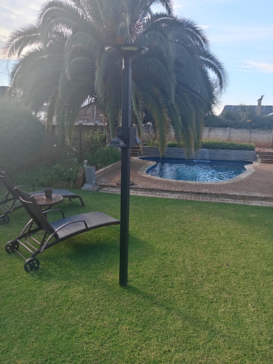 Garden 3, Luxurious 4-Bedroom House Rental with Pool Access in Ngaka Modiri Molema, Ngaka Modiri Molema