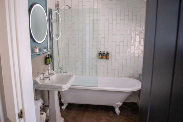 Bathroom 3, The Crown And Thistle, Oxfordshire