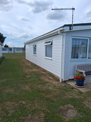 Others 3, 3 Bed Chalet - Sleeps 6 - Parking - Garden - Wifi, Norfolk