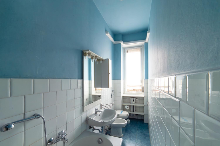 Bathroom 2, Darsena Navigli A, Milano