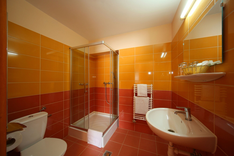 Bathroom 4, Six Inn Hotel, Budapesti