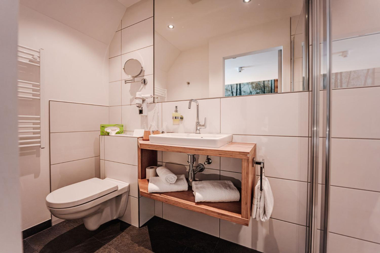 Bathroom 3, Hotelgasthof Bayerischer Hof, Amberg-Sulzbach