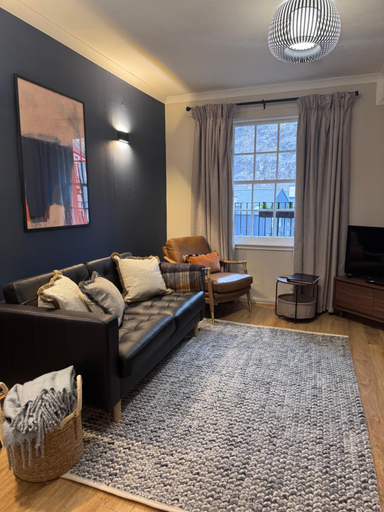 Others 5, JOIVY Stylish Castle View Flat with Balcony, Edinburgh