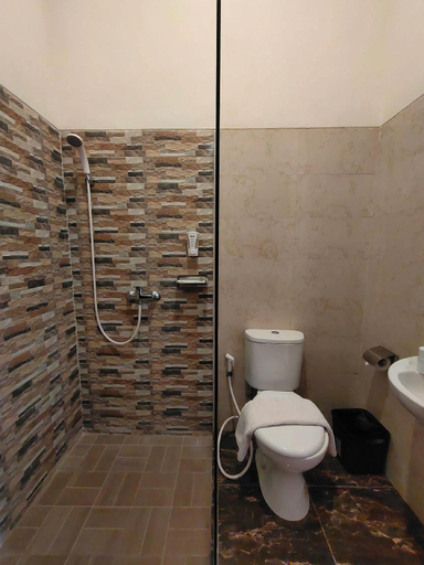 Bathroom, Dreamland Hotel And Lounge, Bondowoso