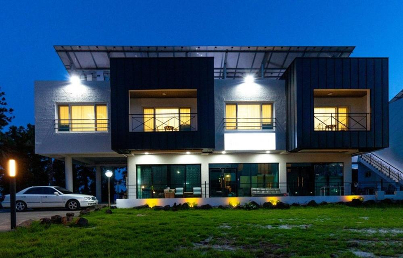 Exterior & Views