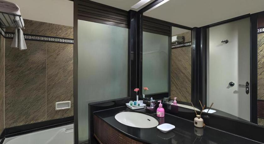 Bathroom 5, The International by Tunga, Mumbai Suburban