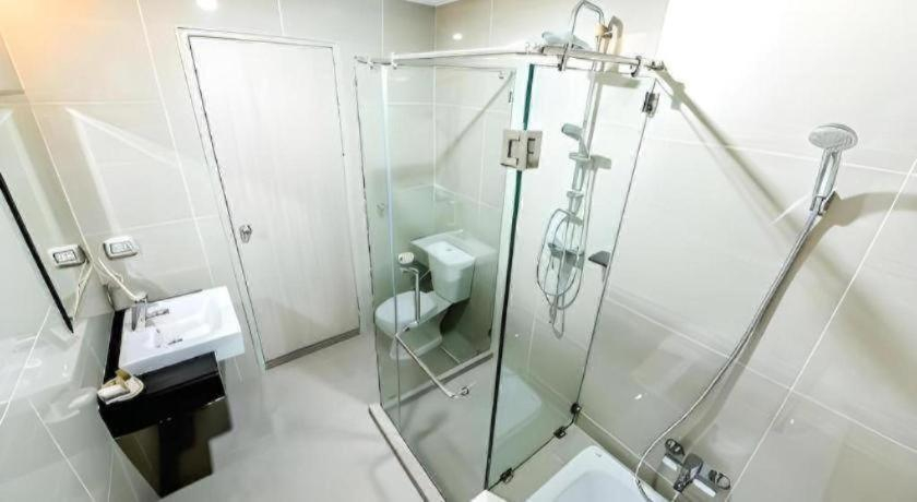 Bathroom 5, The Violin Sriracha, Si Racha