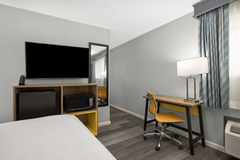 Bedroom 3, Days Inn by Wyndham Gatesville, Coryell