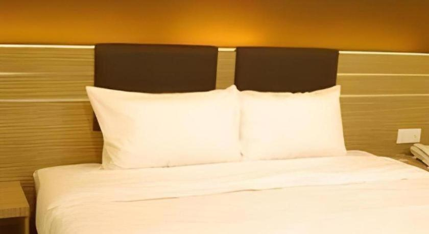 Bedroom 4, GM Holiday Hotel, Manjung