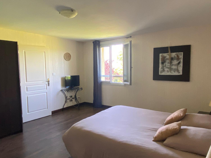Bedroom 2, Domaine de la Noiseraie - Suites spacieuses, Rhône