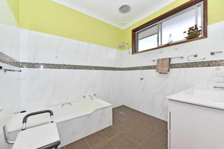 Bathroom 3, Entertainer with Pool Cessnock, Cessnock