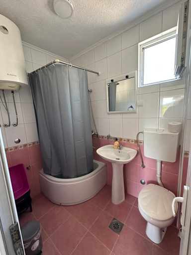 Bathroom 2, Apartmani Cavor