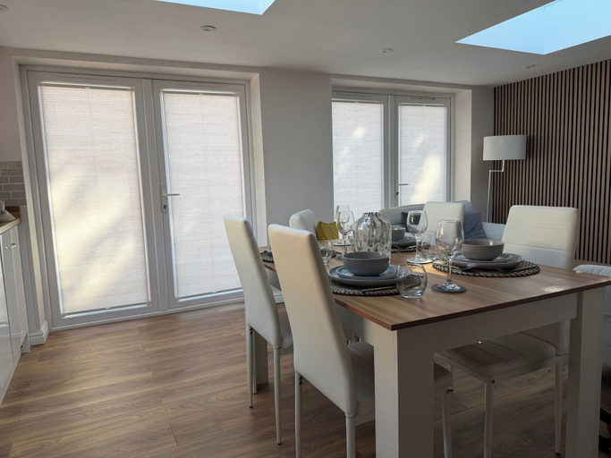 Dining 5, Renovated 3-bed Lodge, Garden & ev, Loughborough, Leicestershire
