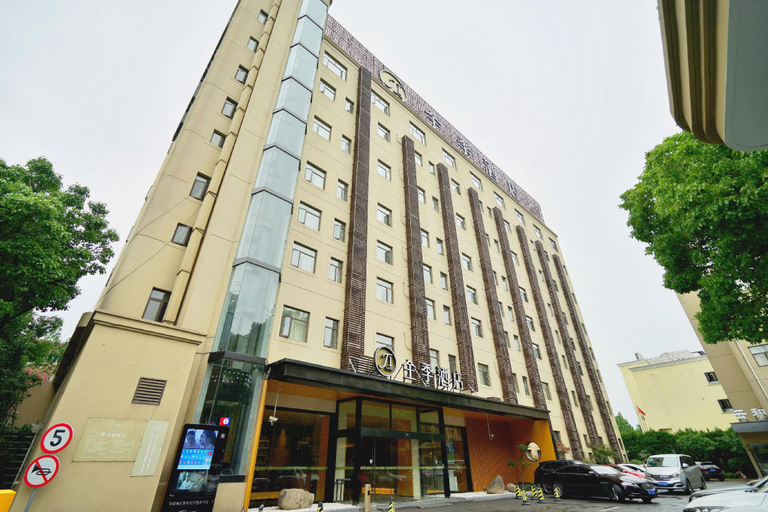 Exterior & Views